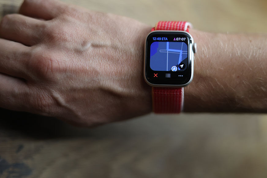 Man sieht die Navigationsfunktionen auf der Apple Watch SE (2. Gen).